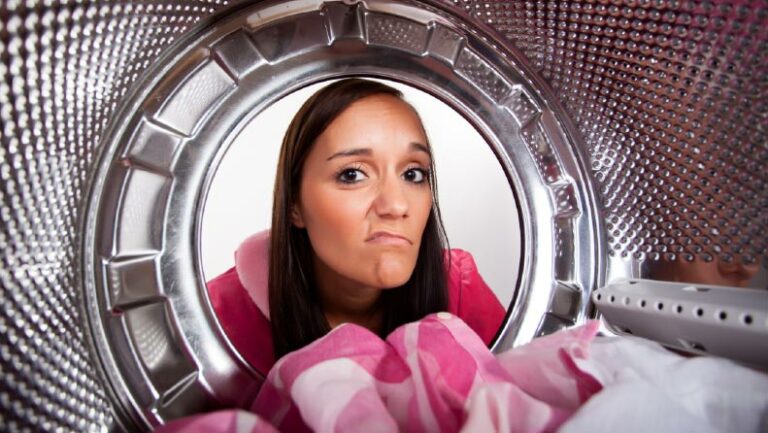 ¿Cómo limpiar una lavadora que deja residuos?