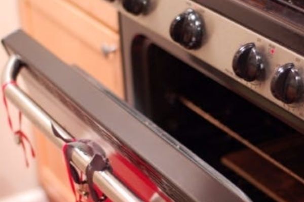 ¿Por qué es importante limpiar el horno y cómo hacerlo?