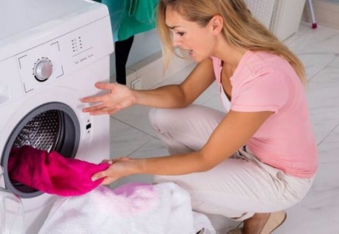 ¿Por qué mi lavadora mancha la ropa?