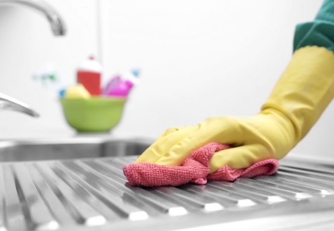 ¿Cómo sustituir los limpiadores abrasivos para limpiar tu cocina?