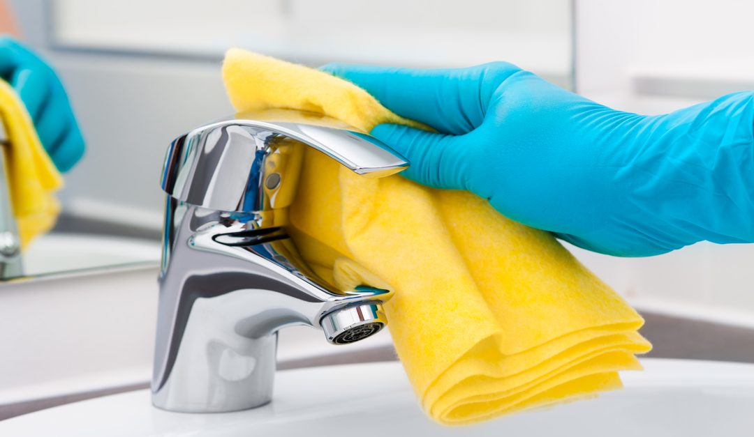eliminar el sarro y las marcas de agua de lugares difíciles del baño