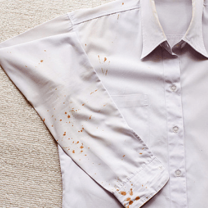 Tips para saber como quitar manchas de oxido en la ropa