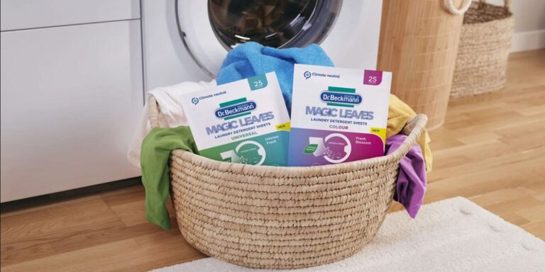 detergente para ropa en hojas
